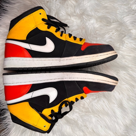 Nike Air Jordan 1 Mid SE Amarillo Sneakers - Picture 2 of 4
